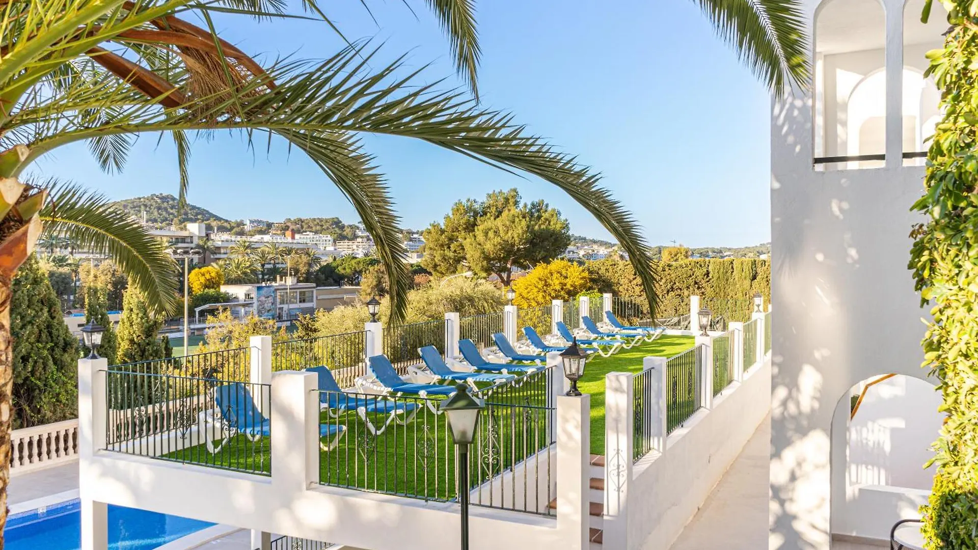 Aparthotel Holiday Center Santa Ponsa 3*,