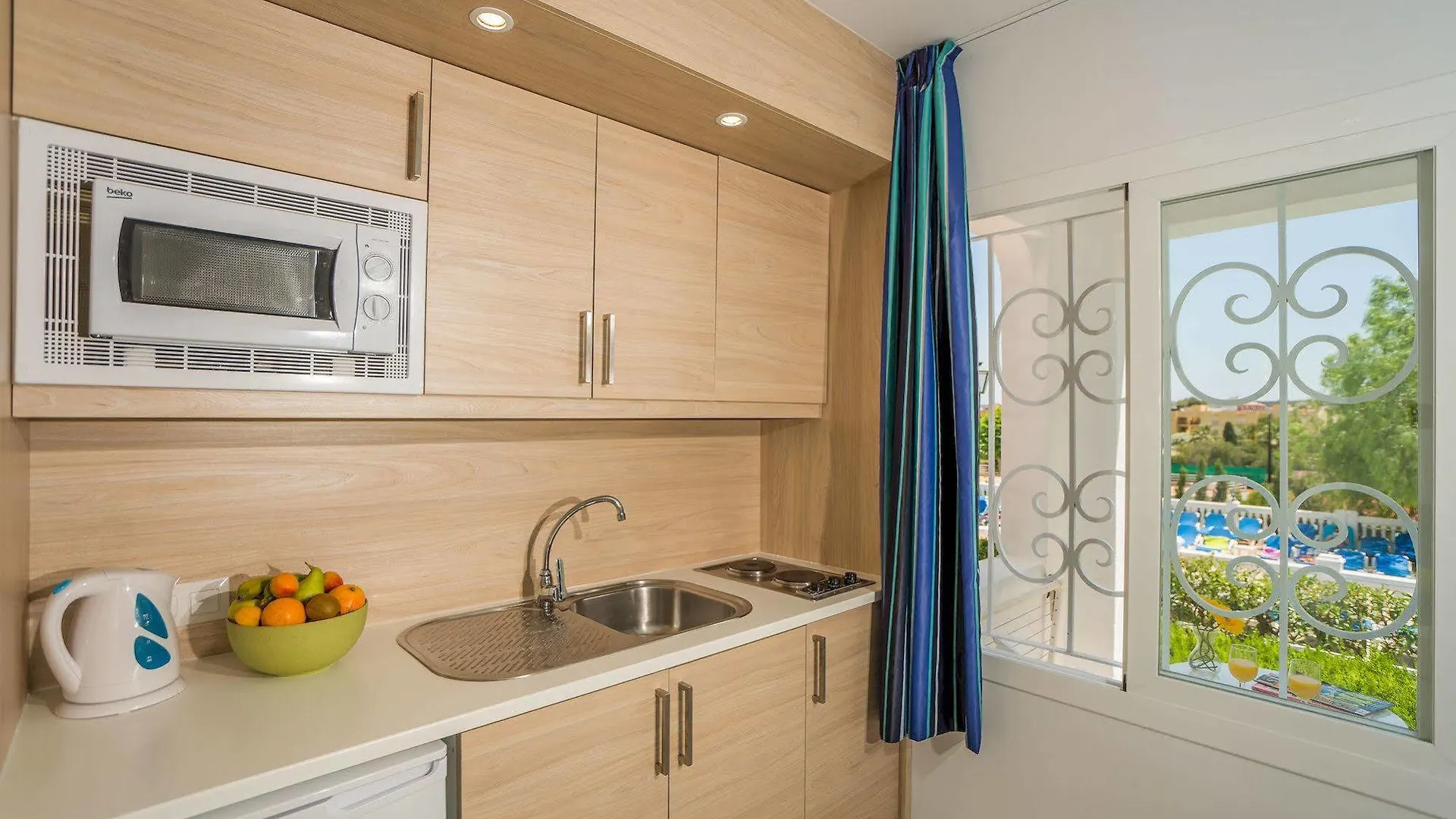 Aparthotel Holiday Center Santa Ponsa 3*,